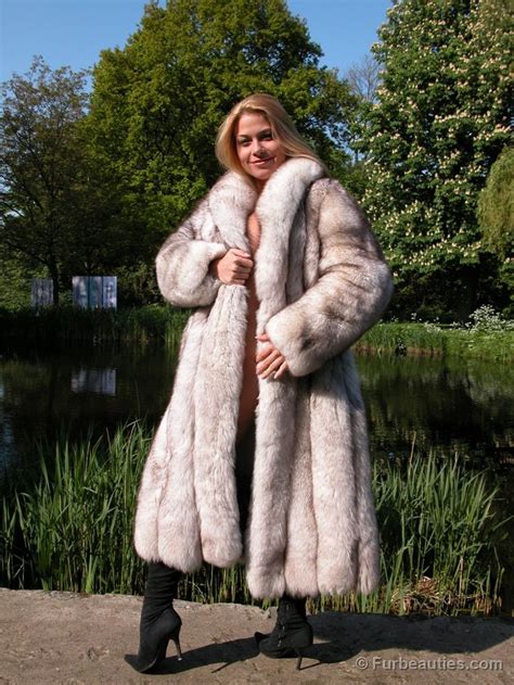 Pin On Sexy And Seductive Women In Fur