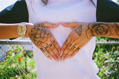 Zendaya Hand And Finger Tattoos Tasteful Tattoos Tattoos And Piercings