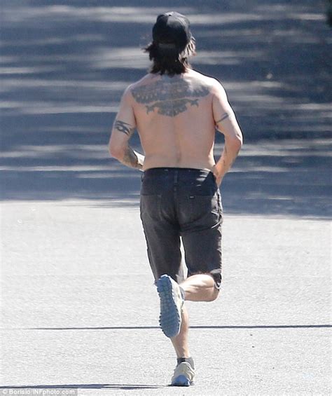 Anthony Kiedis 51 Shows Off Toned Torso On A Shirtless Morning Run Daily Mail Online
