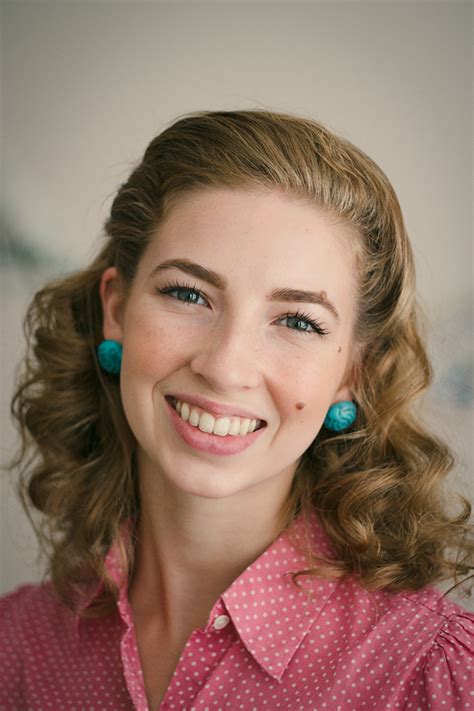 Have a special event or occasion coming up with a 1940s theme that you want to incorporate into your outfit and hair? Easy 1940s hairstyles for long hair - Hairstyles for Women