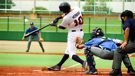 Banka Upokojiť Absolútny Baseball Bat Swinging At Baseball Ball Hlboký Nadol Prísne