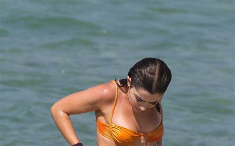 Calor Jade Picon Exibe O Corpo Sarado Em Praia Do Rio