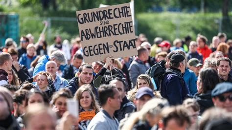 Corona-Demonstrationen: Tausende demonstrieren in Stuttgart gegen