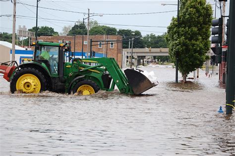 Flooding In Waterloo Ia Workers Continuing To Pile Up San Flickr