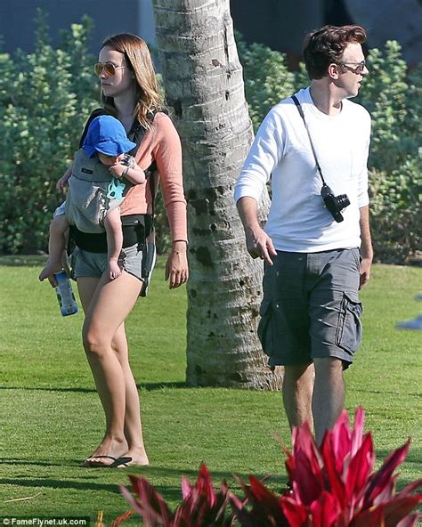 Olivia Wilde Shows Incredible Post Baby Body In Hawaii With Jason Sudeikis Daily Mail Online