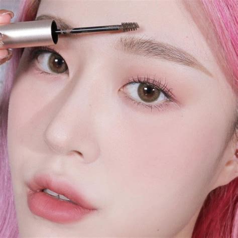 Los trucos para hacer un maquillaje de ojos coreano y lucir más joven y