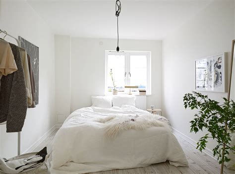 Everything about this white bedroom says cool, calm, and confident. Crisp White Home With Pops of Foliage | Glitter, Inc.