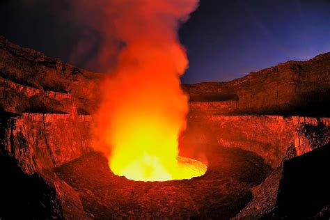 Mount nyiragongo is an active stratovolcano with an elevation of 3,470 m (11,385 ft) in the virunga mountains associated with the albertine rift.it is located inside virunga national park, in the democratic republic of the congo, about 20 km (12 mi) north of the town of goma and lake kivu and just west of the border with rwanda.the main crater is about two kilometres (1 mi) wide and usually. Sulle pendici del vulcano Nyiragongo