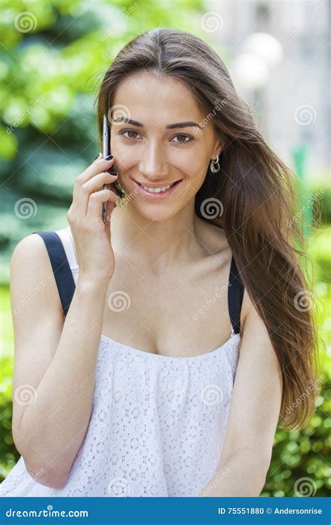 Piękna Młoda Brunetki Kobieta Dzwoni Telefonem Zdjęcie Stock Obraz Złożonej Z Zbliżenie