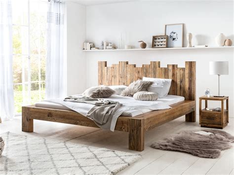 Wie sich dieser reiz ausformt, wird im detail maßgeblich von der holzart bestimmt, die man verwendet. Holzbett Queensburgh in 2020 | Holzbetten, Schlafzimmer einrichten und Bett rustikal holz