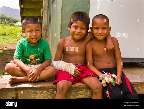 Lago Bayano Panamá Tres Niños En El Pueblo Embera La Comarca Kuna