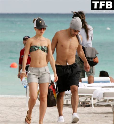 Mena Suvari Shows Her Nude Tits On The Beach In Miami Photos