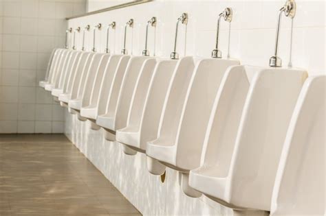 fila de urinóis ao ar livre homens banheiro público foto premium