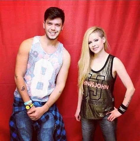 Avril Lavigne Snubs Fans With Awkward Rule At Worlds Cringiest Meet