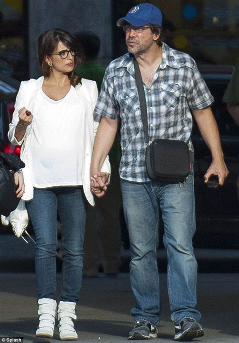 Simply Swell Pregnant Penelope Cruz Ops For Casual Maternity Chic In