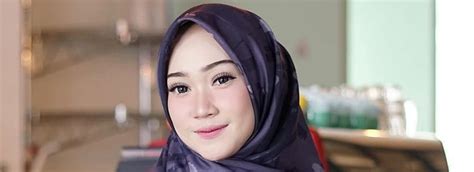 Ladies Ini Dia 4 Bahan Hijab Yang Paling Mudah Dibentuk Golaundry