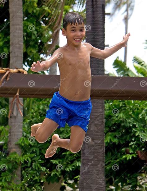 Der Junge Springend In Einen Swimmingpool Stockbild Bild Von Lachen