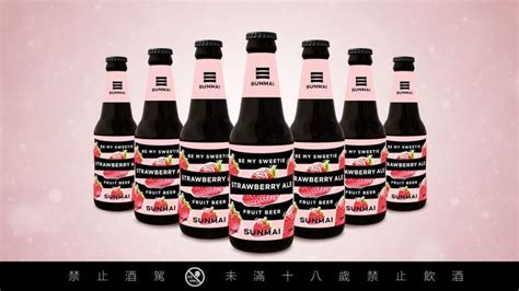 #金色三麥#酒類評測#榨乾蹦蛙 今天又來花公斯的錢真d爽 亞洲統神記得付錢啊 ※找我們最重量級的頻道合作來信 ▻thevoiceofgg3be0@gmail.com(003) / billv3vb@gmail.com(kyt) ▲準時滑起來 訂閱最油youtuber張家兄弟頻道。▻. 啤酒內含兩顆新鮮草莓!金色三麥限定「草莓啤酒」，下班就來小酌一杯吧! - BEAUTY美人圈