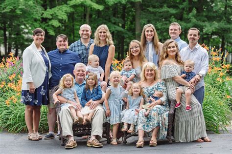 Take your own family pictures using these tips on how to take your own family photos, where to take family photos, and what to wear in family photos. Columbus Extended Family Session | Jessica Miller Photography