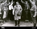 ADOLF Hitler - líder nazi alemana es saludada por camisas pardas a la ...