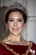 La Princesa Mary de Dinamarca con smokey eye negro en la recepción de ...