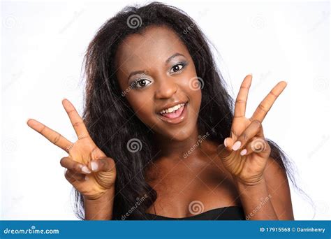 jeune fille noire heureuse avec l expression de victoire d amusement photo stock image du