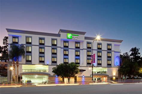 It has a 4.5 overall guest rating based on 980 reviews. Holiday Inn Express Hotel & Suites Hollywood Walk of Fame ...