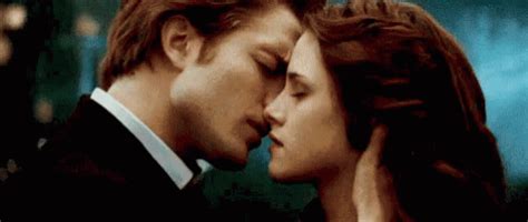 Bella Edward Kissing Gifs Tenor