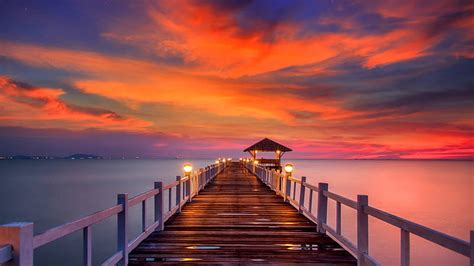 Muelle De Playa Mojado Apuntalar Puesta De Sol Nubes Mar Luces