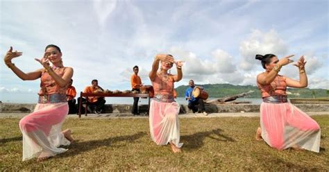 Check spelling or type a new query. Sejarah Suku Ambon: Rumah Adat, Pakaian, Tarian dan Agama