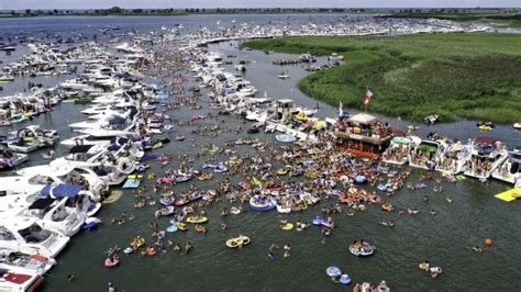 annual boat party on lake st clair in michigan going ahead as planned ctv news