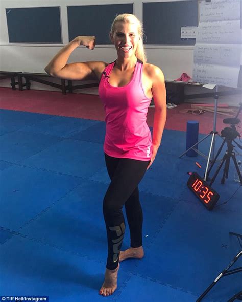 Biggest Loser Trainer Tiffiny Hall Flexes Her Huge Biceps Daily Mail
