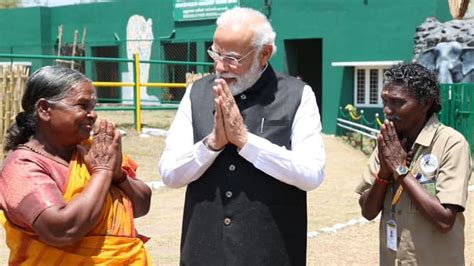Pm Modi Meets The Elephant Whisperers Couple Bomman And Bellie At
