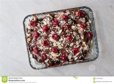 Den kuchen mit cellophan abdecken und die ganze nacht in den kühlschrank stellen; Schokoladen-Pudding-Kuchen Mit Kirschen, Mandel-Scheiben ...
