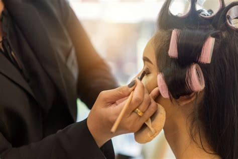 A Cosmetologists Guide To Becoming A Makeup Artist Qc Makeup Academy