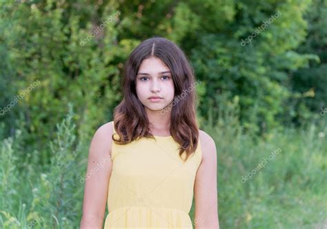 Девушка лет Красивая девушка лет позирует на природе лета Стоковое фото olenka
