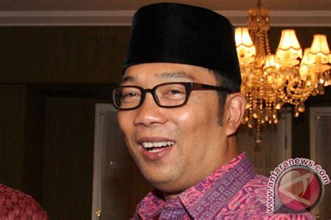 Ridwan Kamil Jenguk Solihin Gp Yang Terkena Stroke Antara News