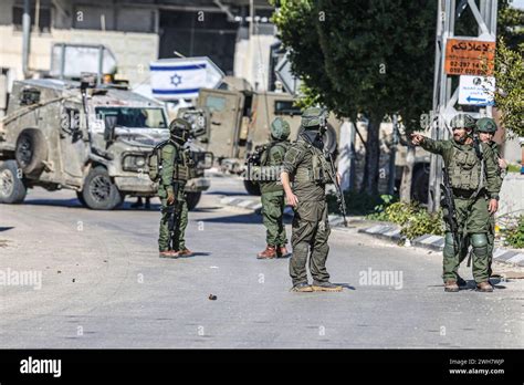 Ambulance personnel hi-res stock photography and images - Alamy
