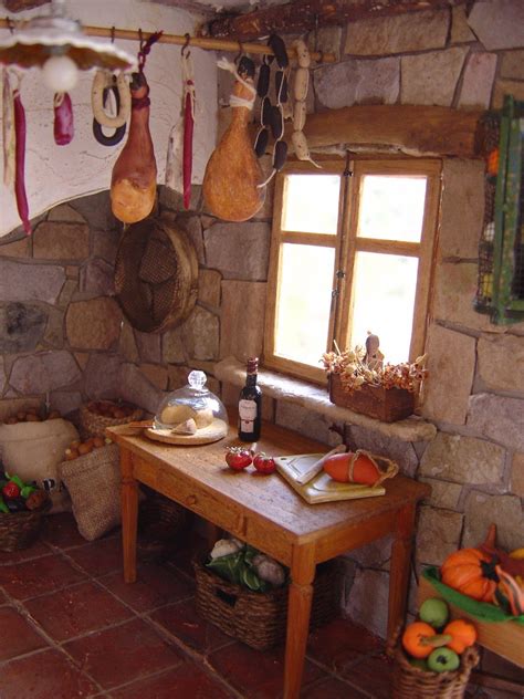 Descubre la cocina más pequeña del mundo. Una bodega despensa | Despensa antigua, Cocina miniatura ...