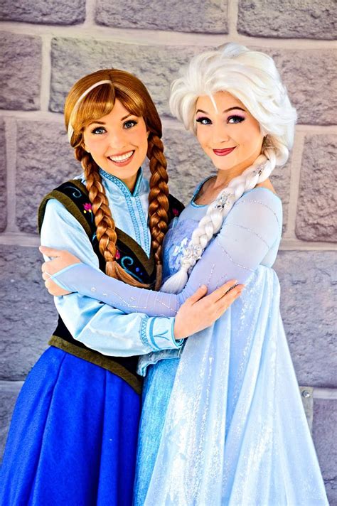 Anna Elsa Frozen Hongkong Disneyland In 2021 Disney Cosplay