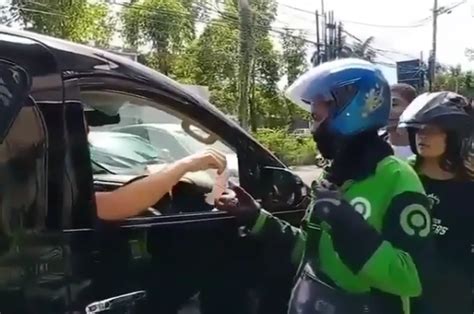 Apakah sobat semua sudah mengetahui dengan sebuah video yang saat ini sedang viral, hampir di semua sosial media yang ada. Heboh! Video Sultan Naik Toyota Alphard Bagi-bagi Duit ke Driver Ojol yang Sudah Berbaris, Tiap ...