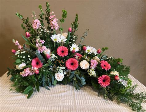 As682 Asymmetrical Arrangement For Behind A Cremation Urn Corals And