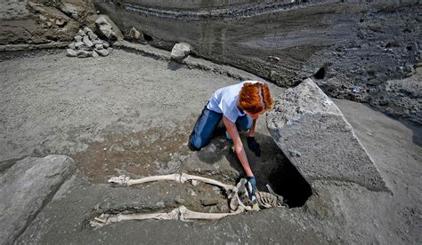Archaeologists Discover Skeleton Of Pompeii Victim Decapitated By Boulder Extraie