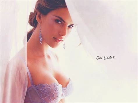 Gal Gadots Top 10 Hot Looks Page 8 Of 10