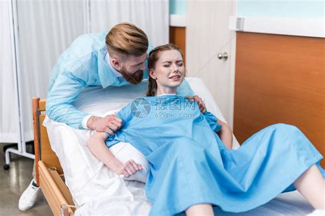 孕妇在医院分娩而男人高清图片下载 正版图片502709519 摄图网