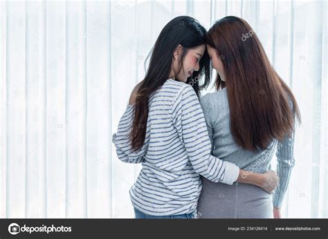 Dos Mujeres Lesbianas Asi Ticas Mirando Juntas Dormitorio Par Personas