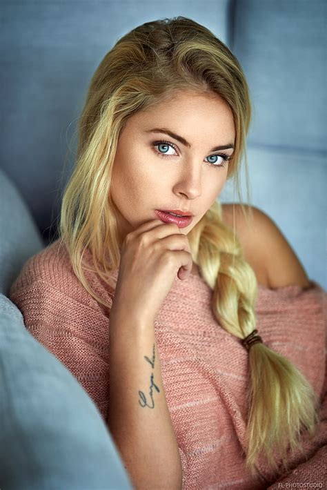 Cassandre Lamarche、 モデル、 金髪、 青い目、 見る人、 タトゥー、 三つ編み、 ジューシーな唇、 Hdデスクトップの壁紙 Wallpaperbetter