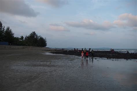 Pantai batu hitam is located about 10 kilometers from kuantan, the capital city of pahang. Catatan Permusafiran Fana...: Pantai Batu Hitam, Kuantan