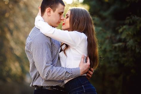 Namorada Abraçando O Namorado Antes De Beijar Foto Grátis