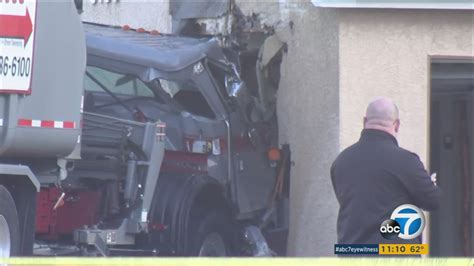 Garbage Truck Slams Into Temple City Townhouse Causes Gas Leak Abc7 Los Angeles